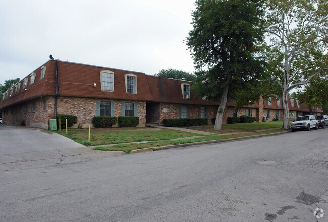 Building Photo - Monarch Villas Apartments