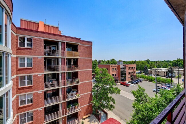 Building Photo - 1BR/1BA Comfortable Condo in Montclair Nei...