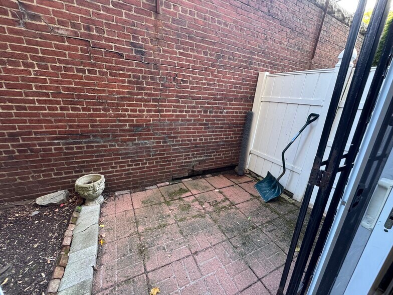 Building Photo - 384 Riverway