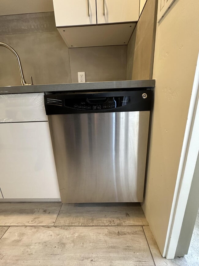 Building Photo - LIVE THE OCEAN BEACH LIFESTYLE!