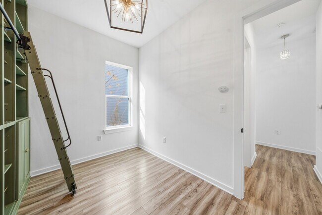 Building Photo - Spacious 3-Bed, 3-Bath Condo with Scenic Views in Vibrant Austin!