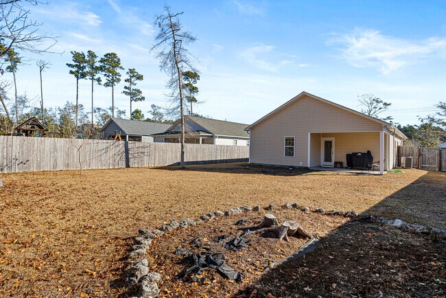 Building Photo - 2831 Country Club Dr
