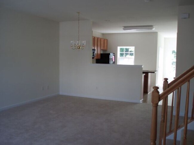 Building Photo - Spacious 4 Bedroom Townhome Near NC State!