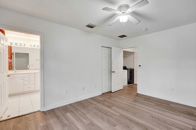Building Photo - 2021 Island Dr