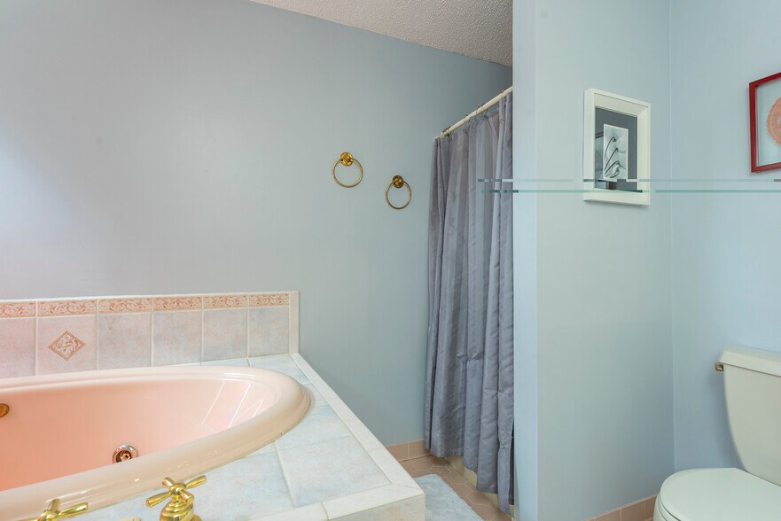 Secluded master bath oasis featuring an oversized jetted soaking tub. - 405 Windswept Dr