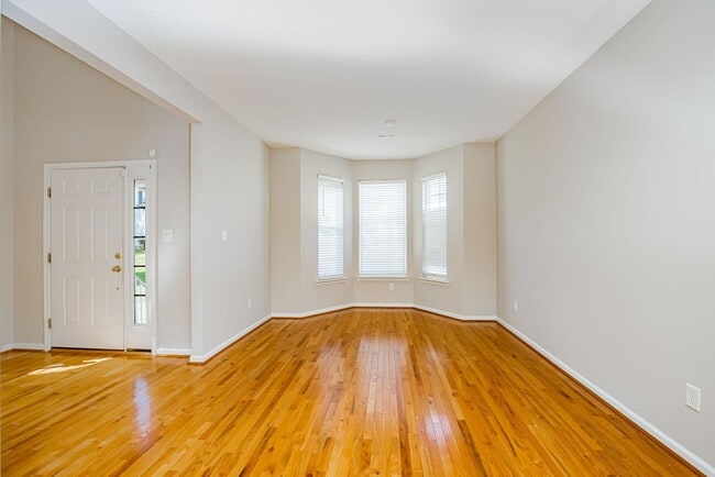 Building Photo - Beautiful Chesterfield Home Is Ready For Y...