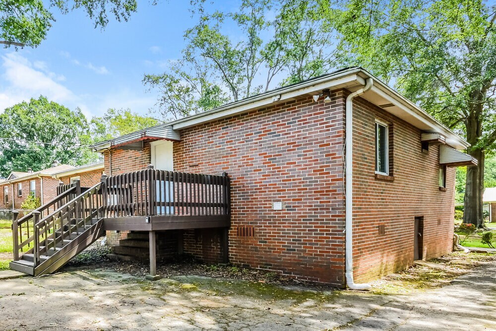 Building Photo - 111 Meadowood Ave