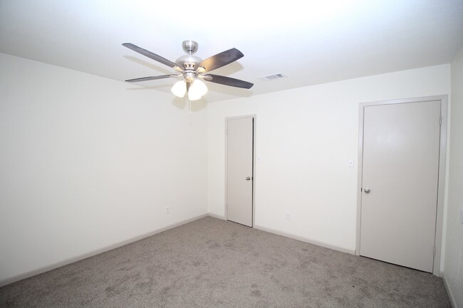 Building Photo - 2-Bedroom Apartment in Prime Pace Location...