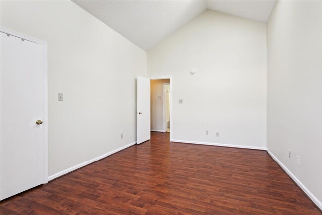 Building Photo - 27 F Tamarisk Quay