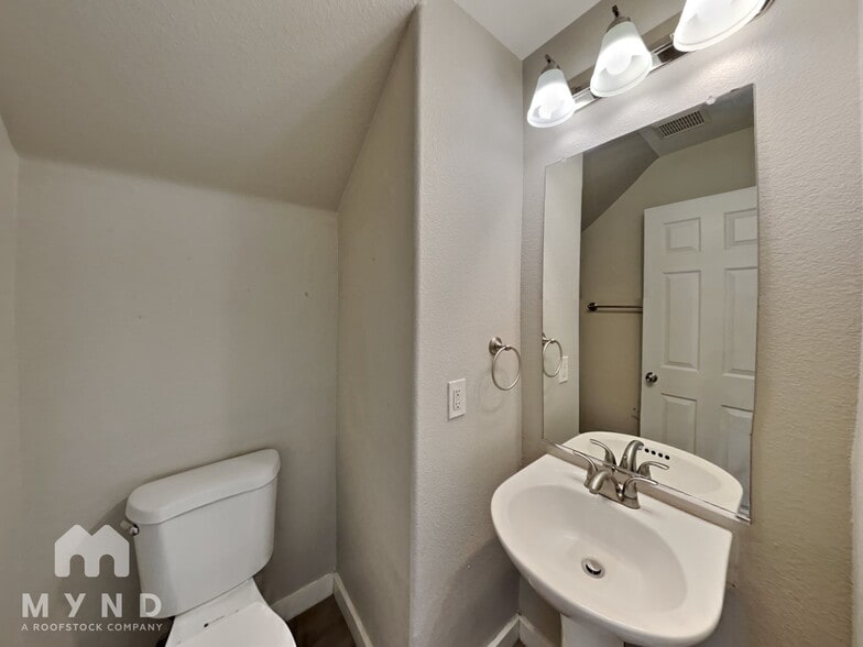 Building Photo - 2520 Olay St