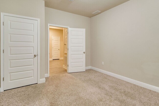 Building Photo - 4 Bedroom 2 Bath Home for Rent w/ Communit...