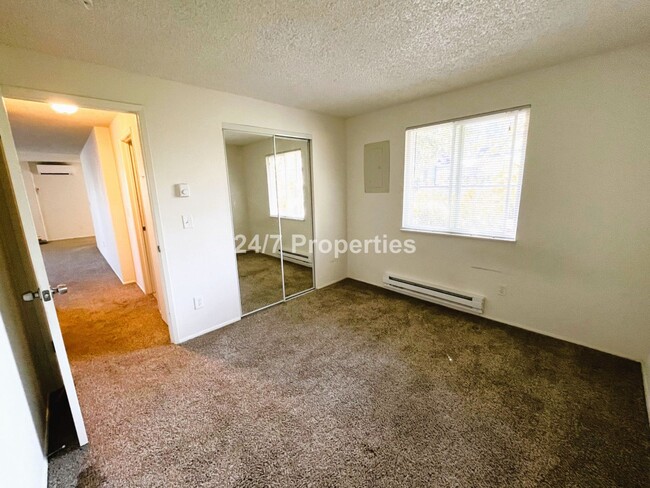 Building Photo - 2 BD 1 BA home in SE Portland! NEW Carpet