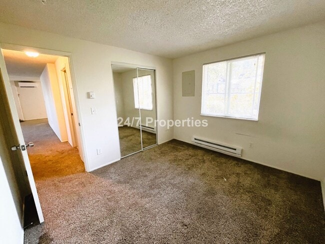 Building Photo - Bright & Updated 2 BD | 1 BA home - SE Portland