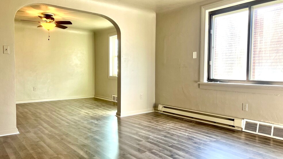 Living Rm - 420 Taylor St