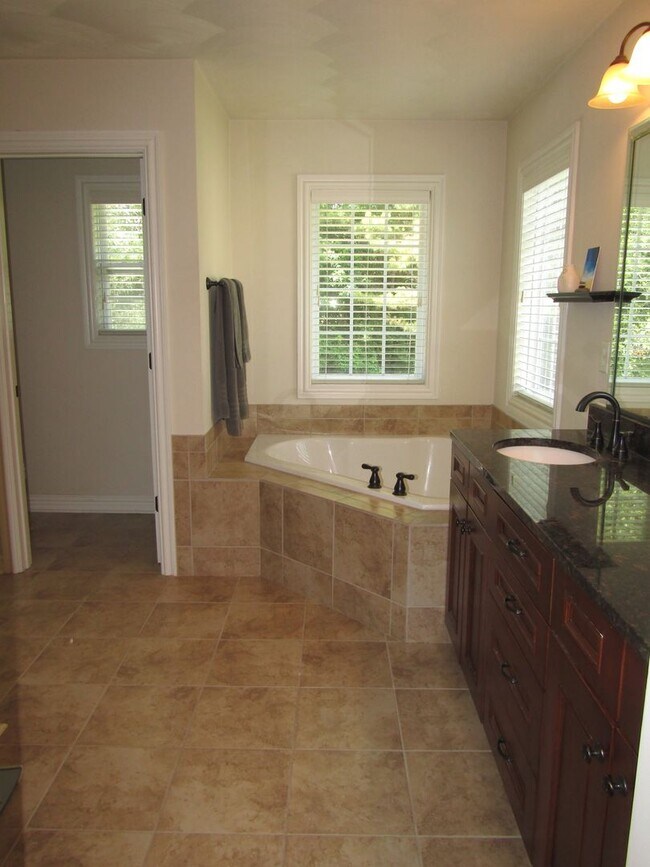 Building Photo - 2084 Kittridge Dr