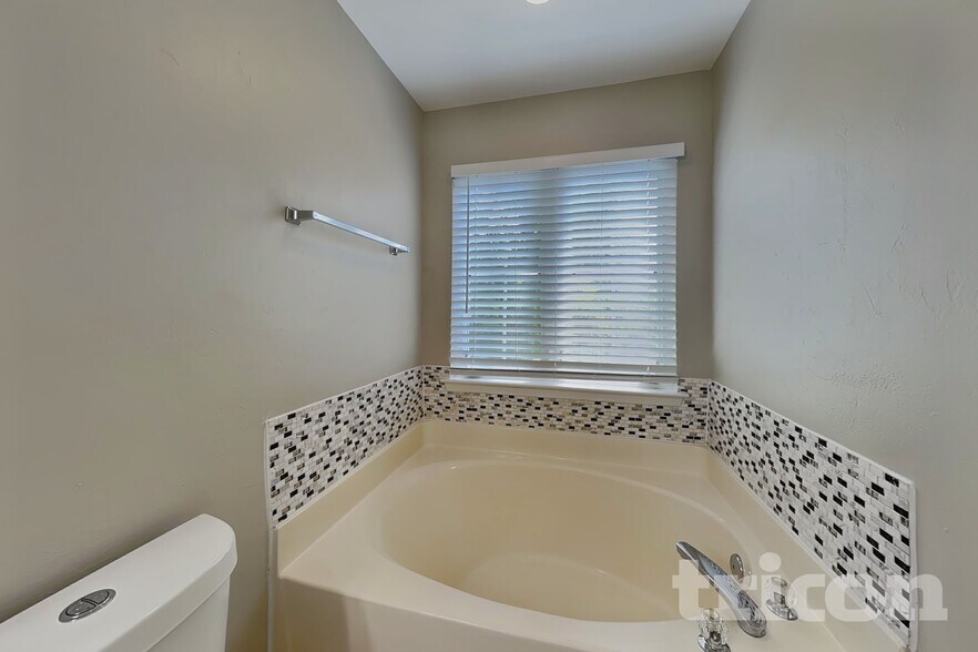 Building Photo - 2536 Bayview Dr