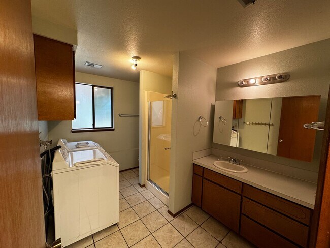 Building Photo - Silverdale Split-Level Home with Bonus Are...