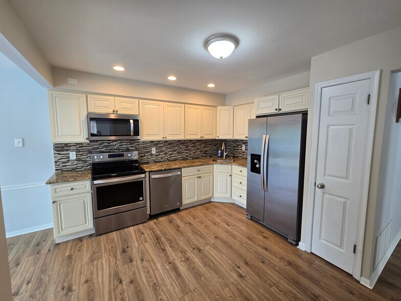 Building Photo - 1722 McNelis Dr