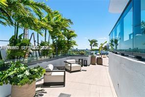 Building Photo - 9901 W Bay Harbor Dr