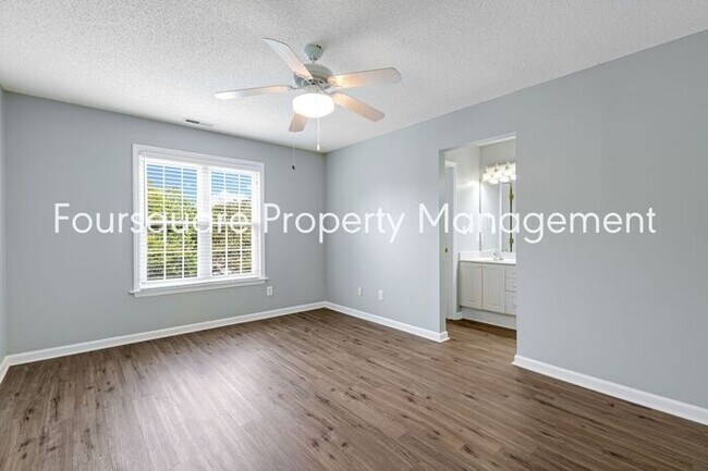 Building Photo - Townhome | Screened Back Porch | Back Pati...