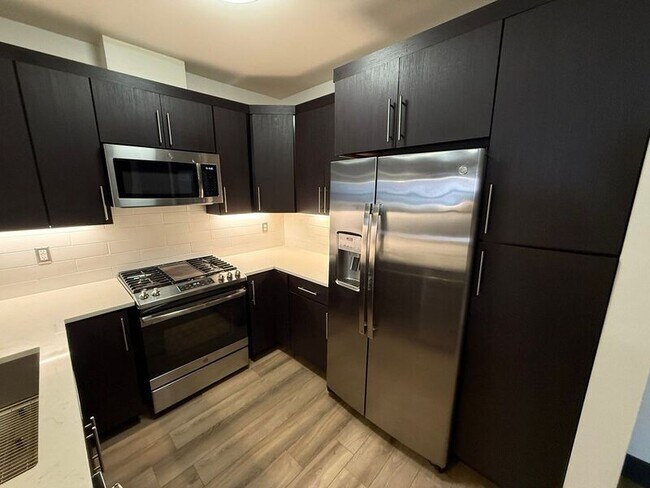 Building Photo - 160 Liberty St NE