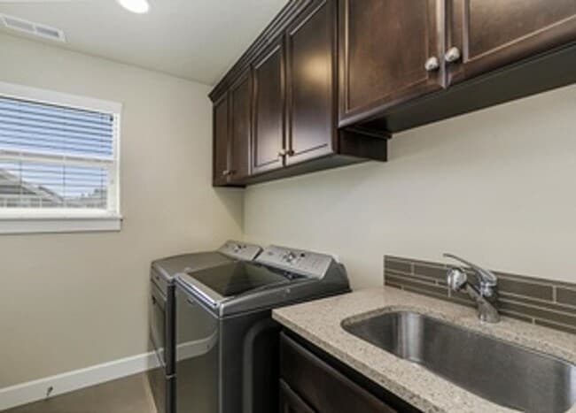 Building Photo - Beautiful home in a newer neighborhood on Bend's Eastside