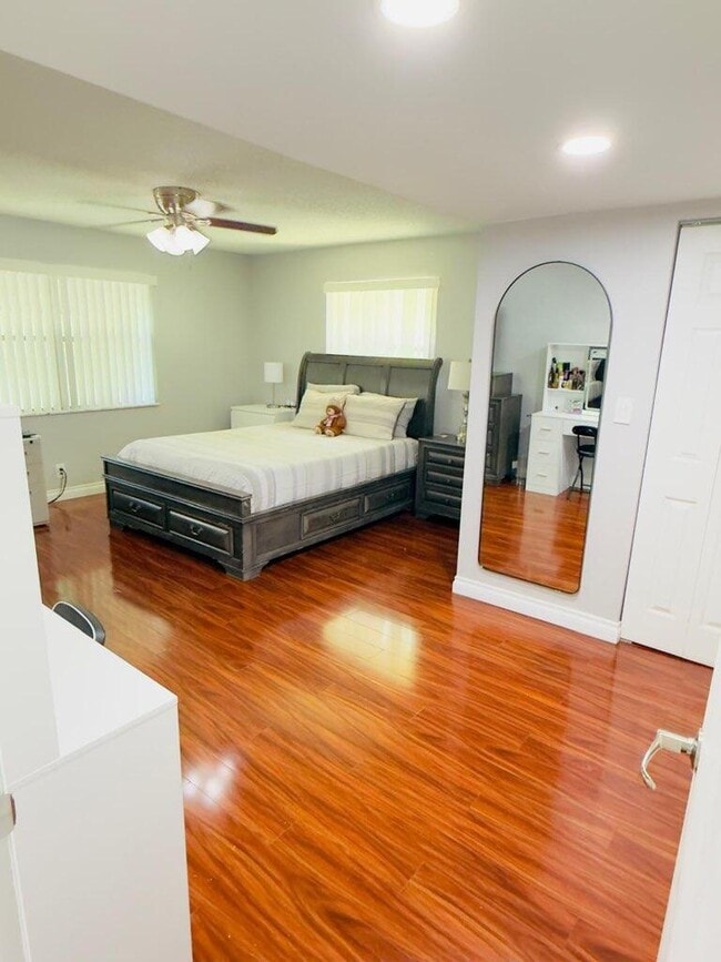 Building Photo - 5545 N Lakewood Cir
