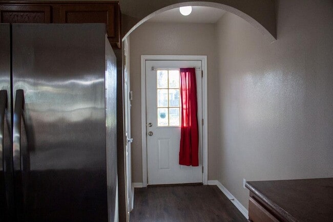 Building Photo - 208 Shaw St