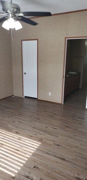 Building Photo - 4 bed 2 bath Rental Home