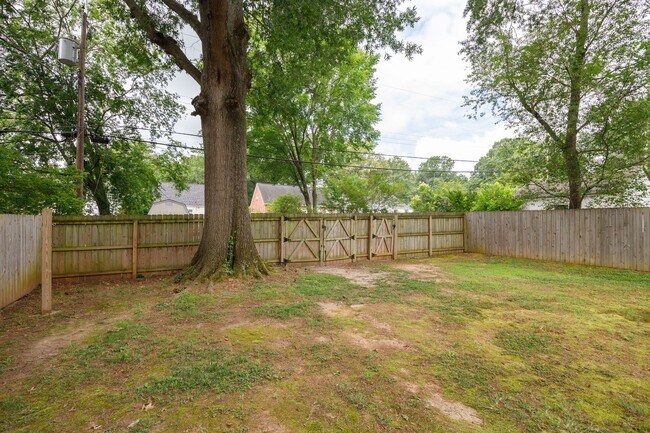 Building Photo - Beautiful 4 Bedroom Home off Of Cutshaw Ave! ***Available Early August 2026***