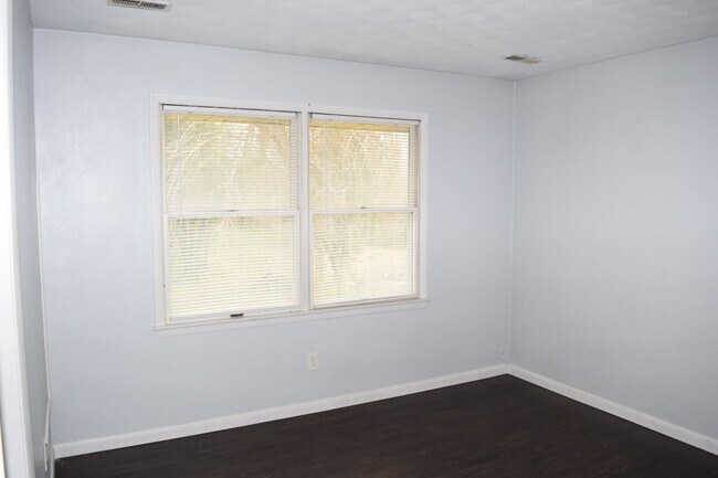 Building Photo - 215 Settlers Landing Road
