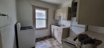 Building Photo - 281 Crestwood Ave