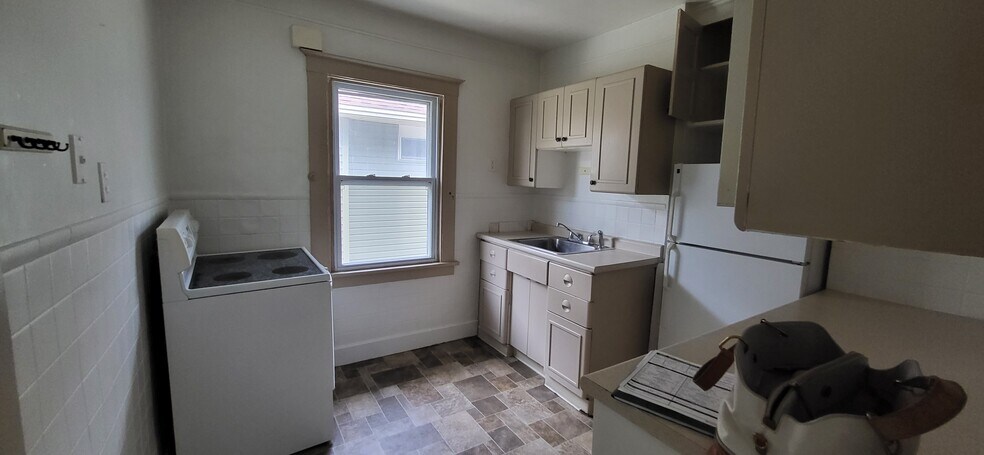 Primary Photo - 281 Crestwood Ave