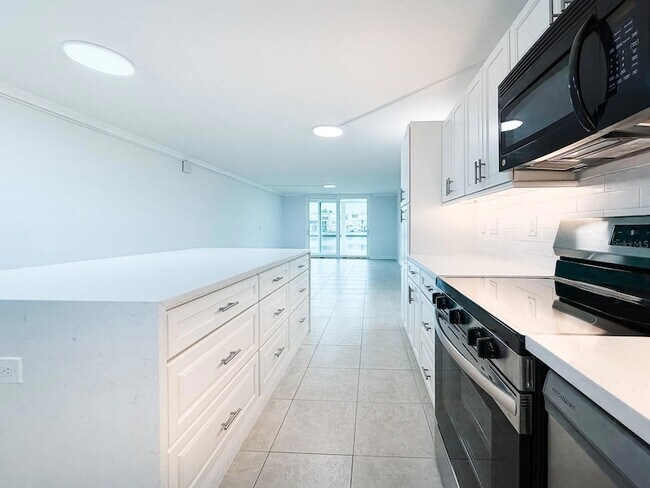 Building Photo - 7625 Sun Island Dr S