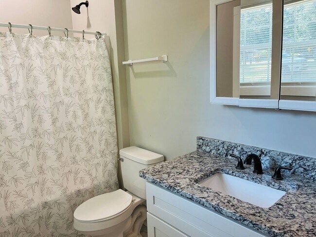 Building Photo - Beautifully renovated, 2 bed, 2 full bath,...