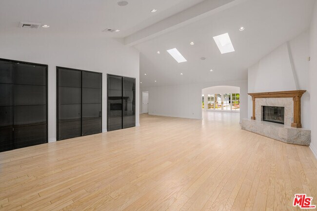 Building Photo - 8760 White Oak Ave