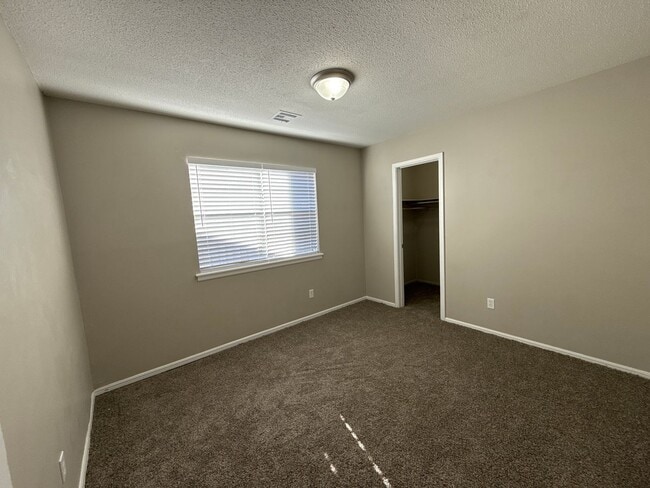 Building Photo - Start the year off in this charming 3 bed, 2 bath Broken Arrow home!