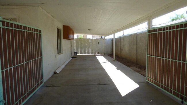 Building Photo - 1429 S 10th Ave