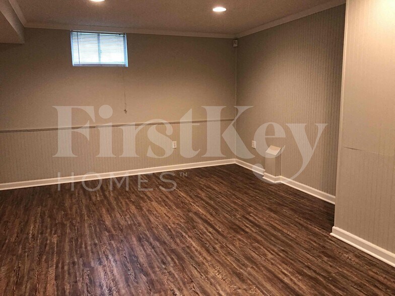 Building Photo - 804 NE Karapat Dr