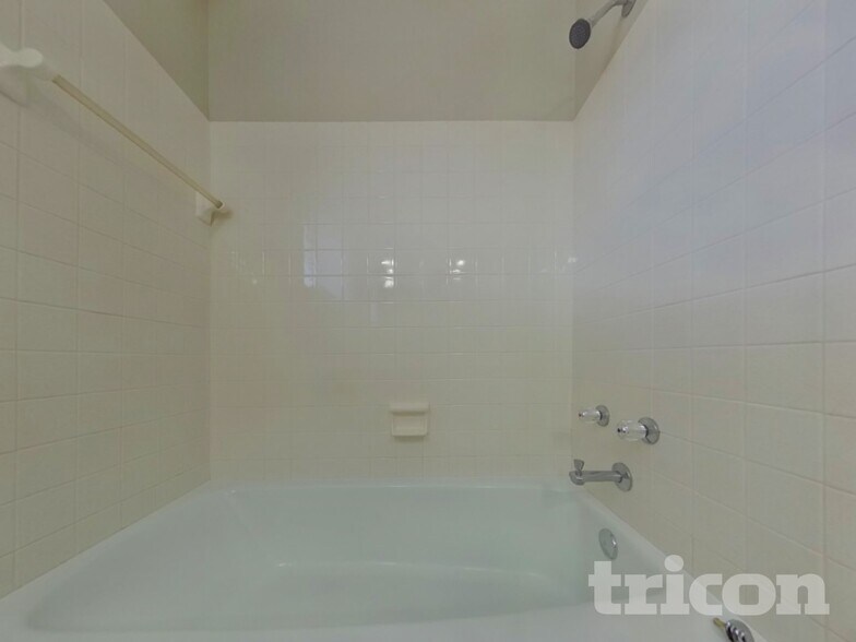 Building Photo - 3301 Skyview Dr