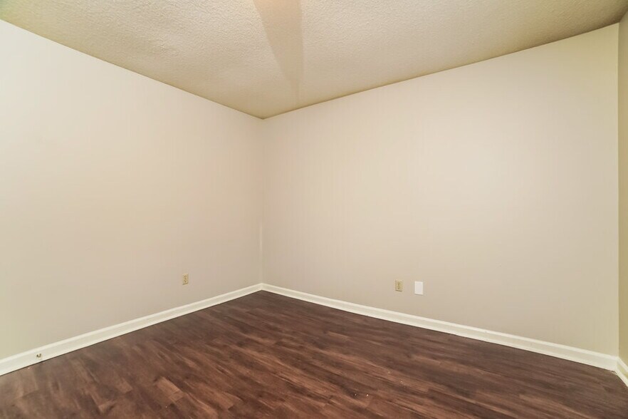 Building Photo - 5618 Heather View Dr