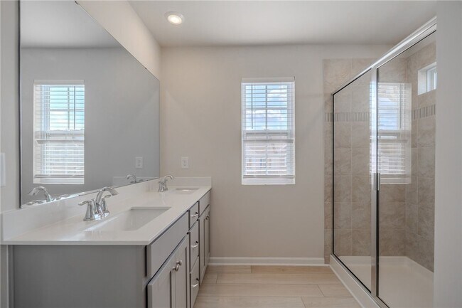 Building Photo - 14 Loebner Ln