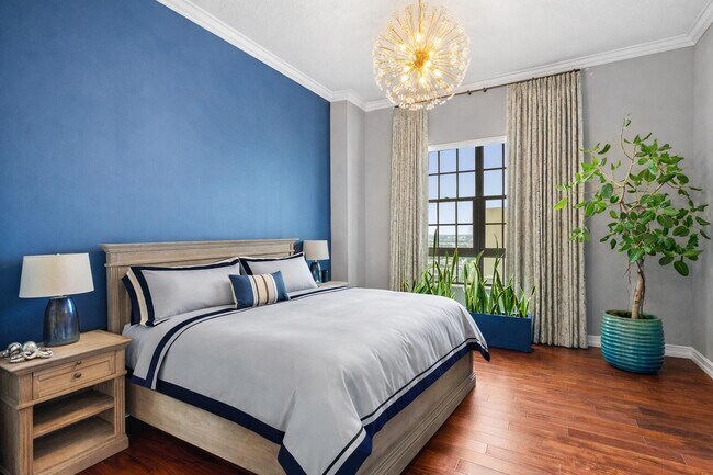 Building Photo - 701 S Olive Ave