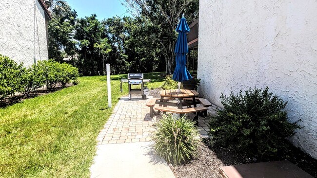 Building Photo - LEASE PENDING Annual/Seasonal turnkey furnished 2/2 end townhome in waterfront community by Siest...