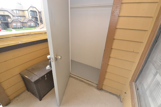 Building Photo - 1/1 Condo in Altamonte Springs ~ Gated Lak...