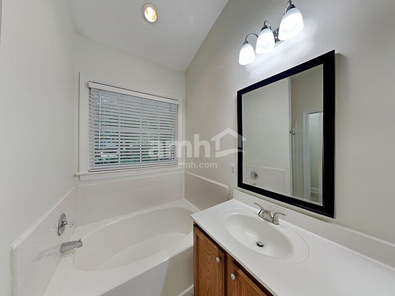 Building Photo - 7809 Hollow Oaks Ln