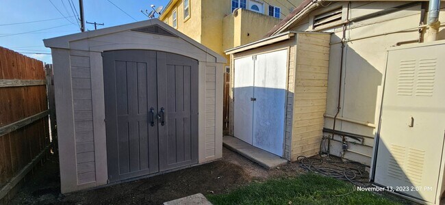 Building Photo - Centrally Located Small Cottage Studio with Private Yard