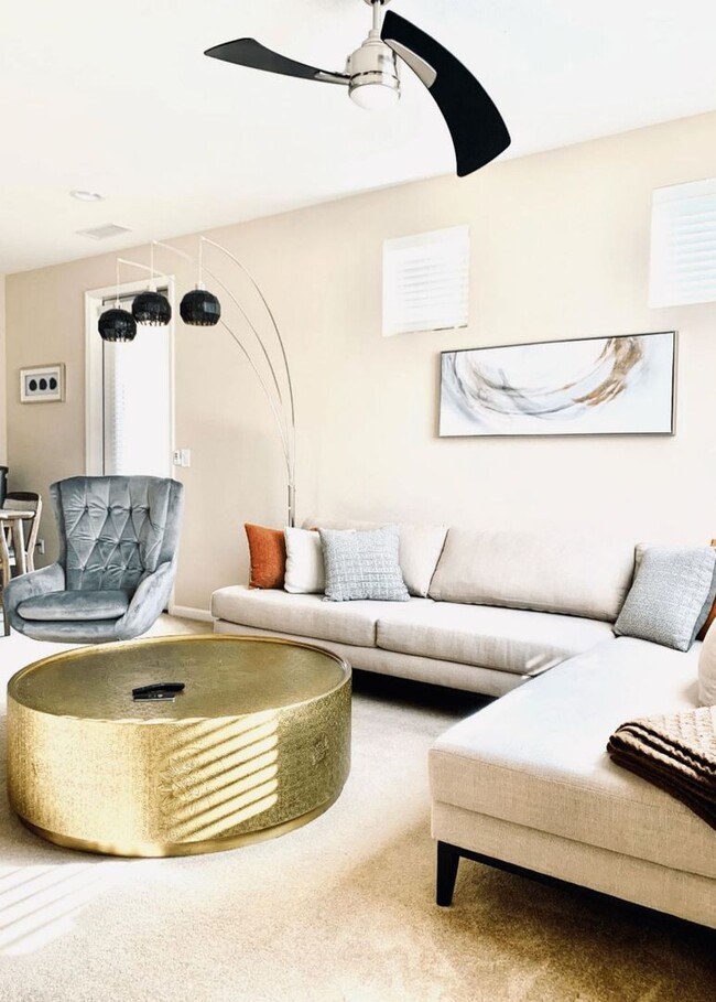 Building Photo - Private, spacious condo available for rent off of Broad Street