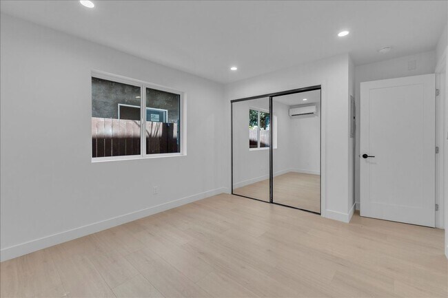Building Photo - 6915 Encino Ave
