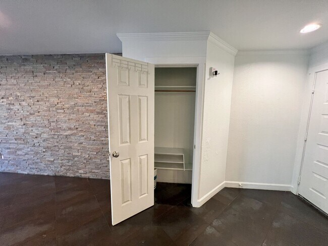 Building Photo - Remodeled 2 Bed, 2 Bath Unit in Downtown S...